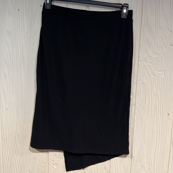 𝅺apt. 9 BLACK RIBBED KNIT SKIRT WITH UNEVEB HEMLINE SIZE MEDIUM - Picture 4 of 6